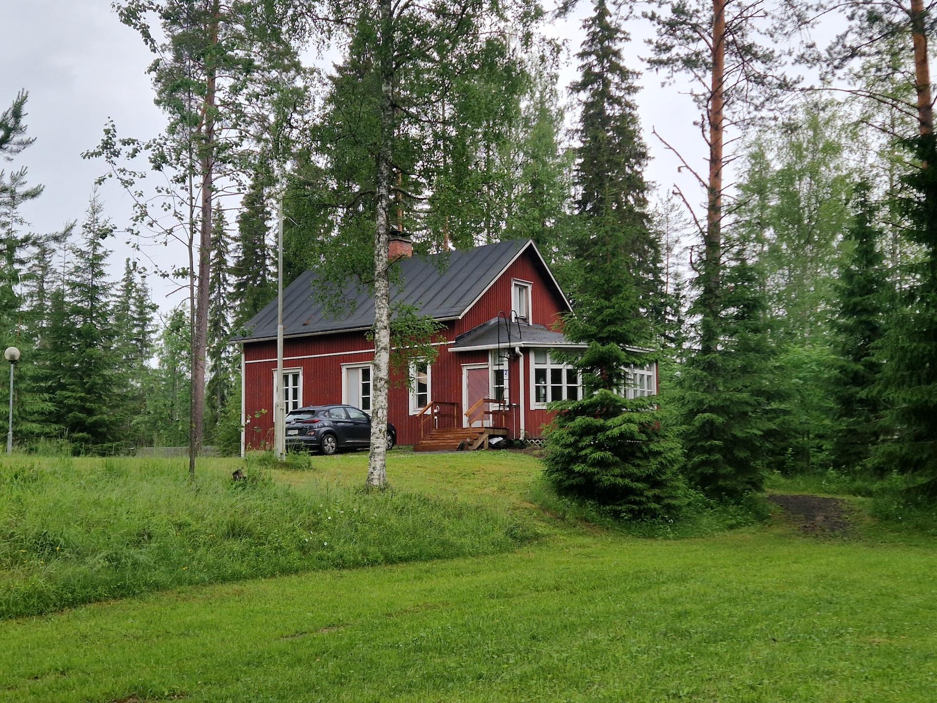 Linkkilä mökki järven rannalla